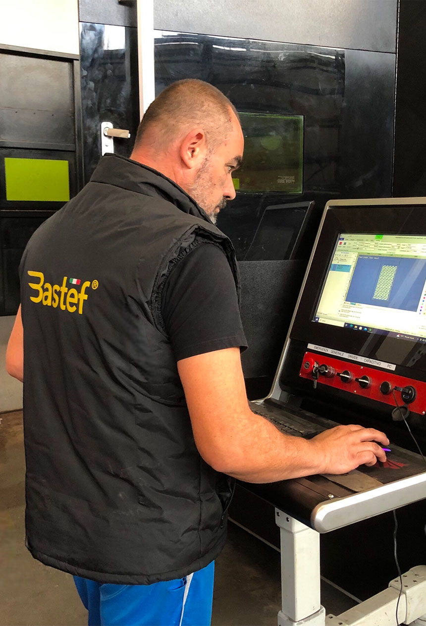 bastef-srl-officina-lavorazione-metalli-cavalletti-moto-modena-provincia-43